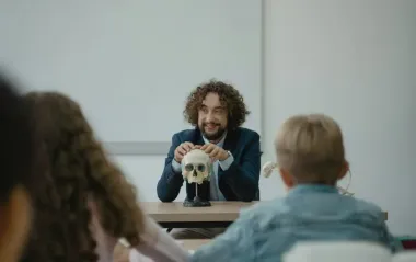 Учителям-мужчинам больше не нужно идти в ТЦК: как продлить отсрочку