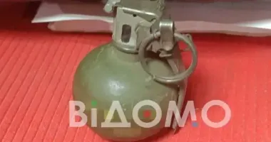 У Кривому Розі чоловік кинув гранату просто посеред вулиці: по дорозі розлетілись уламки скла