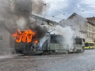 В центре Львова вспыхнул трамвай: есть ли пострадавшие (фото)