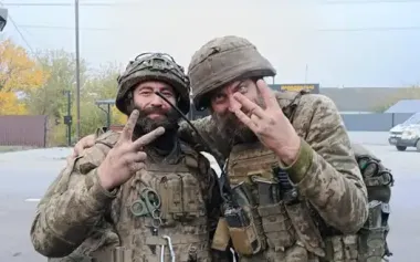 TDF Soldiers Aliksieienko and Tishaev, holding their positions on front line for 165 consecutive days, have been honoured with "Cross of Military Merit"