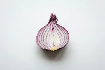 Чому варто тримати цибулину у ванній: несподіваний лайфгак, який полюбить кожен власник маленької квартири