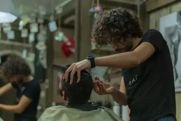 Самолетом к барберу: британец полетел на другой континент, чтобы сэкономить