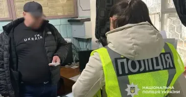 Работник колонии в Житомирской области поставлял наркотики заключенным: полиция задержала сотрудника