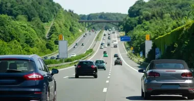 Единственная страна Европы без ограничения скорости: Германия сохраняет "свободный газ" на автобанах