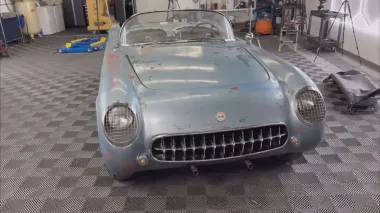 Редкий Chevrolet Corvette за $100 000 помыли впервые за 53 года (видео)