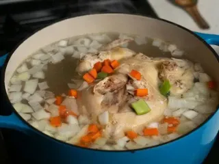 Що покласти до води під час варіння курки, щоб бульйон вийшов кришталево прозорим