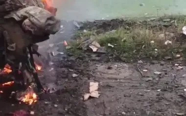 Burned on vehicle door: Ukrainian soldiers set enemy vehicle ablaze with occupiers inside. VIDEO