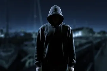 Нападает на женщин с молотком: в Киеве сообщают о появлении маньяка с голубыми волосами