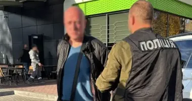 В Одесі затримали зловмисника, який за 5500 доларів обіцяв "відмазати" чоловіка від армії та працевлаштувати до СБУ