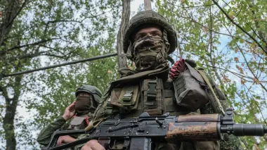 Солдаты РФ убили двух гражданских и собаку под белым флагом — видеодоказательство