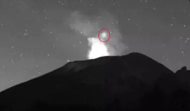 Таинственный светящийся объект завис над вулканом: очевидцы уверены, что это НЛО (фото)