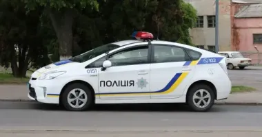 На Житомирщині жінка пошкодила службовий автомобіль поліції під час виклику на домашнє насильство