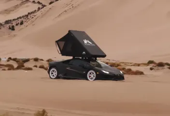 Уникальный 1500-сильный автодом Lamborghini застрял в пустыне (фото, видео)