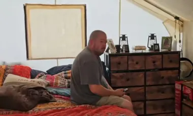 Пара показала как ведет жизнь в брезентовой палатке без коммунальных расходов (видео)