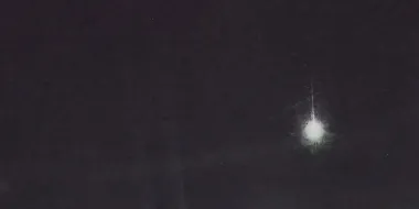 Фрагменты кометы на скорости 81 000 км/ч взорвались в атмосфере Земли (видео)