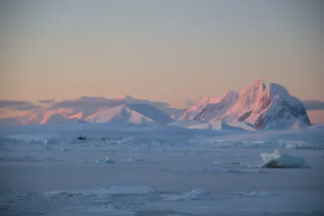 Воздушный шар NASA зафиксировал странные сигналы: исходят из-подо льда Антарктиды
