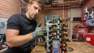 Питает целый дом: парень собрал аккумулятор из старых одноразовых вейпов (видео)