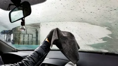 Секреты водителей: бюджетные методы борьбы с конденсатом в салоне авто (видео)