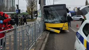 Автобус врізався в електроопору в Києві: п'ятеро постраждалих