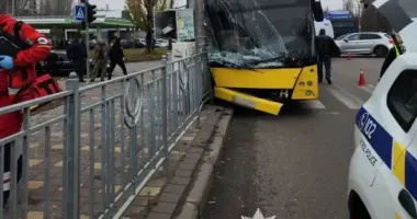 У Києві автобус на швидкості врізався в стовп та зніс його: постраждали щонайменше 5 осіб