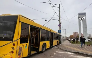 В Киеве маршрутный автобус столкнулся с электроопорой: есть пострадавшие (фото)
