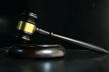 Бив жінок із дітьми та плював їм в обличчя: як суд покарав киянина