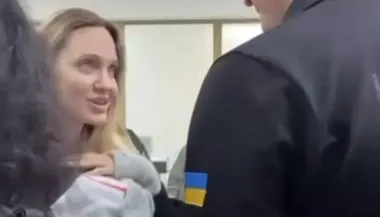 Анджелина Джоли получила памятный жетон "Херсон" (видео)