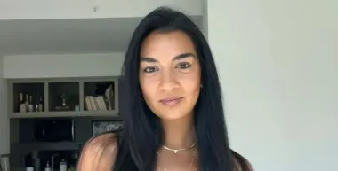 Женщина зарабатывает тысячи долларов в день, просто показывая руки: в чем секрет (фото)