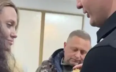 Angelina Jolie was awarded commemorative token of hero city in Kherson. VIDEO