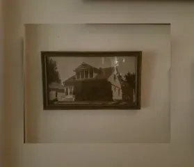 Женщина купила старое фото с домом: его дальнейшая судьба заставила ее заплакать (видео)