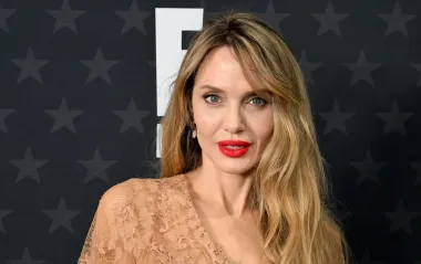 Прибыла тайно и пешком пересекла границу. СМИ узнали детали визита Анджелины Джоли