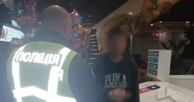 Вибух у ТРЦ на Оболоні: чоловік кинув страйкбольну гранату – деталі від поліції