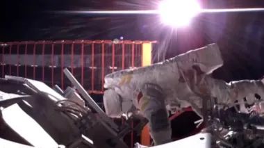 Китайские астронавты застряли на орбите Земли: их корабль столкнулся с комическим мусором