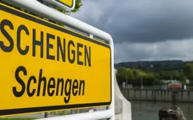 EU plans to tighten visa rules for Russians - Politico