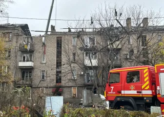 Удар по многоэтажке в Каменском: разрушен целый подъезд, под завалами ищут человека (видео)