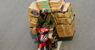 Курьер инсценировал ограбление: парень сам похитил десятки смартфонов, среди них новые iPhone 17