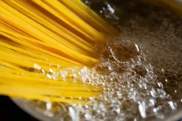 Ви точно недосолюєте воду для пасти: вчені назвали правильну кількість солі