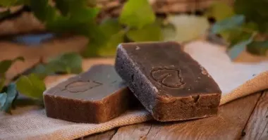 Дігтярне мило: для чого воно потрібне і навіщо його скуповують десятками брусків