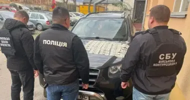 В Тернополе полицейские задержали мужчину, требовавшего 4000 долларов за услугу "уклонения от службы"