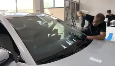 Тонирование лобового стекла: эксперт предупредил об опасности для водителей и пешеходов