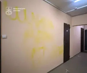 Мужчина облил кровью дверь бывшей и оставил ей "подарок": что ему грозит за это (чувствительные кадры)