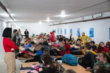 40% учеников общаются на русском на переменах, 30% — дома и с друзьями, — Госслужба качества образования