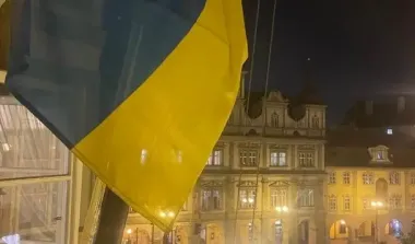 После "позорной выходки" спикера над парламентом Чехии появились три украинских флага