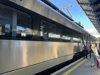 "Людям запрещают выходить": в Днепре из-за атаки БПЛА остановили поезд "Интерсити" (видео)