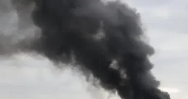 У Сумах російський дрон влучив у дорогу: пошкоджене авто