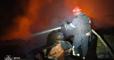 Після нічної атаки дронів РФ у Чугуєві спалахнули масштабні пожежі