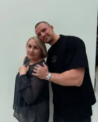 Тарас Цимбалюк показався з мамою і розсекретив, який коштовний подарунок їй зробив