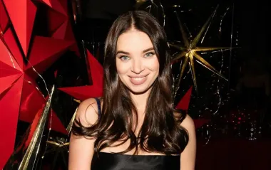 Шкіряний плащ і високі чоботи: дружина Усика зачарувала новим образом