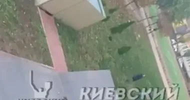 В Киеве школьник выпрыгнул из окна третьего этажа после ссоры с девушкой