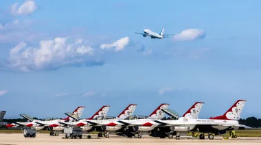 На авіабазу, де стоїть літак Трампа, прислали пакет із "білим порошком" – кілька людей захворіли